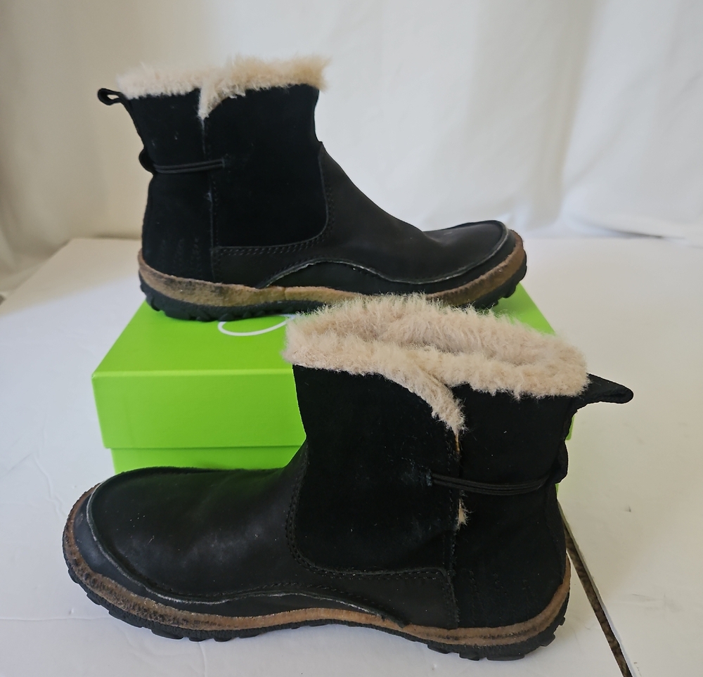 Merrell Black Suede Shearling-Trim Winter Booties, 7.5